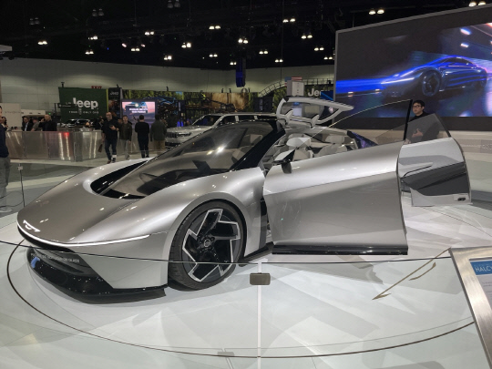 크라이슬러 순수 전기 콘셉트 모델인 핼시온(Halcyon). 장우진 기자